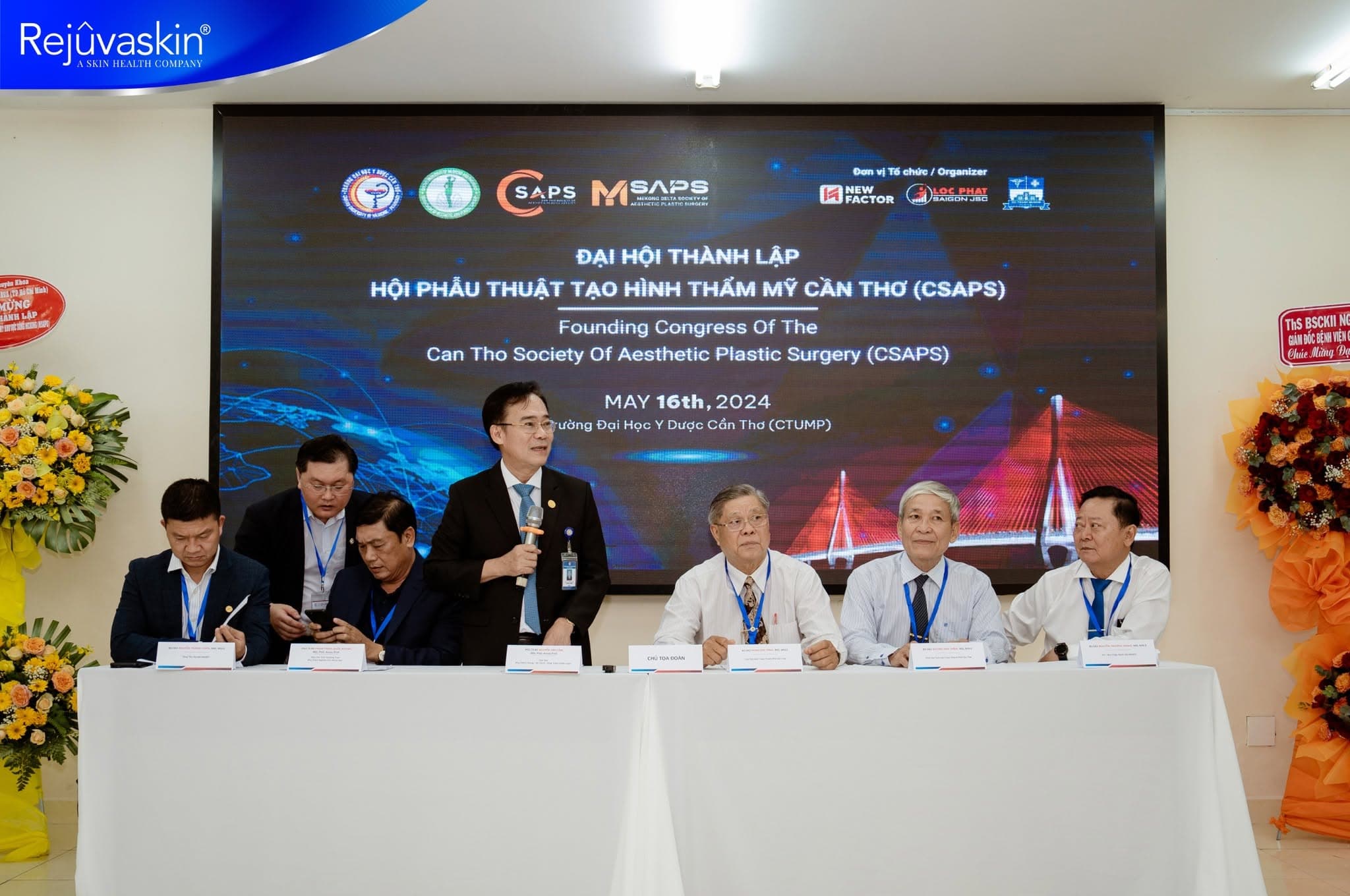 Đoàn chủ tịch điều hành Đại hội thành lập Hội Phẫu thuật Tạo hình Thẩm mỹ Cần Thơ ngày 16 tháng 5 năm 2024