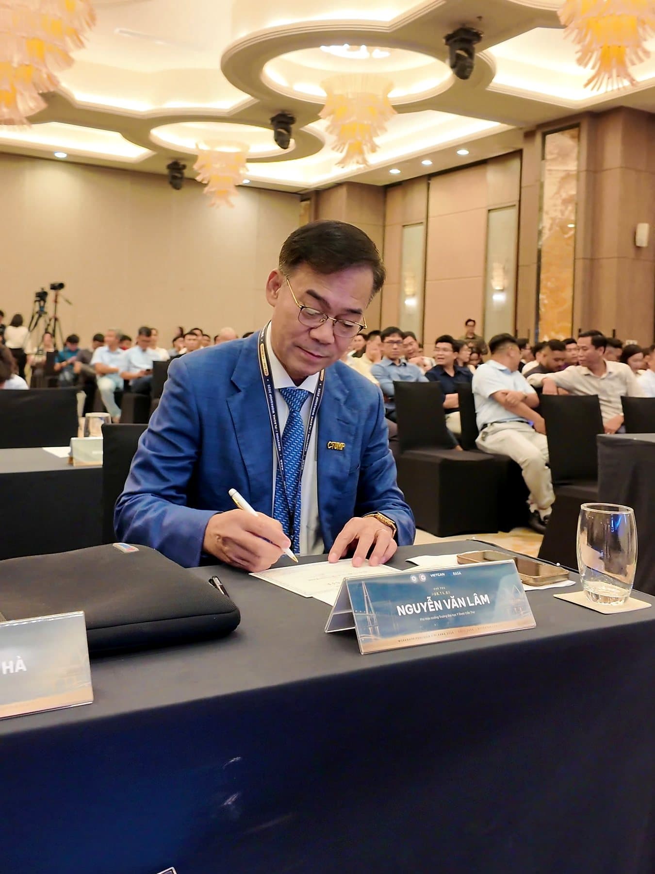 PGS.TS.BS. Nguyễn Văn Lâm tại bàn chủ tọa