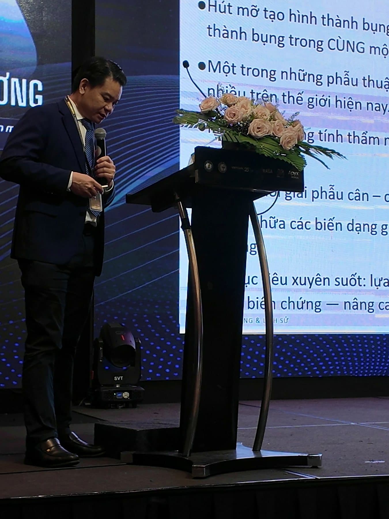 TS.BS. Trần Văn Dương trình bày chuyên đề hút mỡ tạo hình thành bụng
