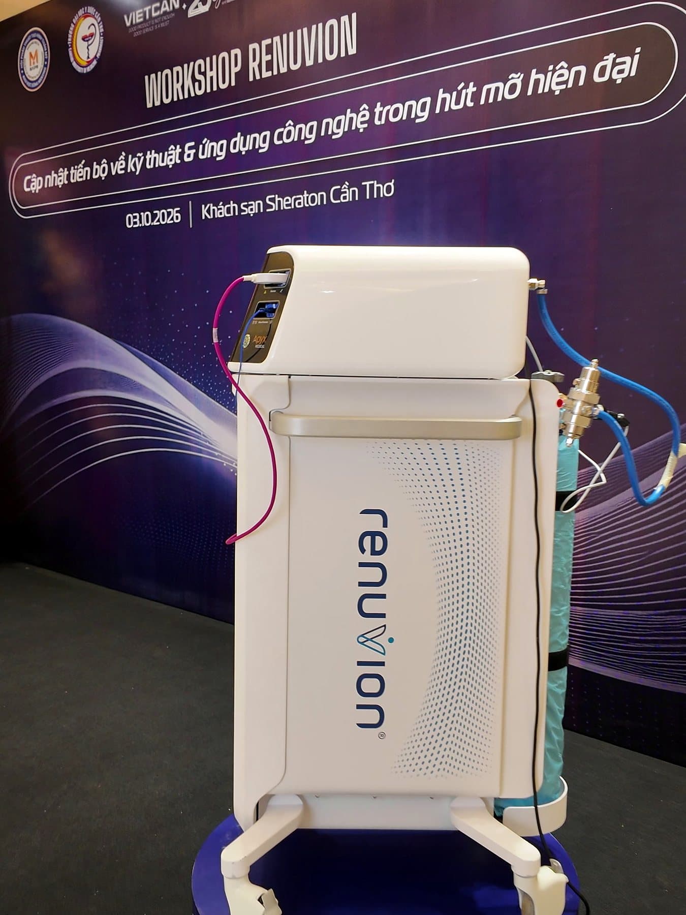 Hệ thống Renuvion J-Plasma trưng bày tại khu vực sảnh workshop