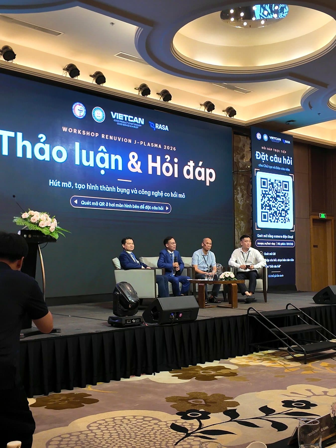 Toàn cảnh phiên thảo luận và hỏi đáp trên sân khấu