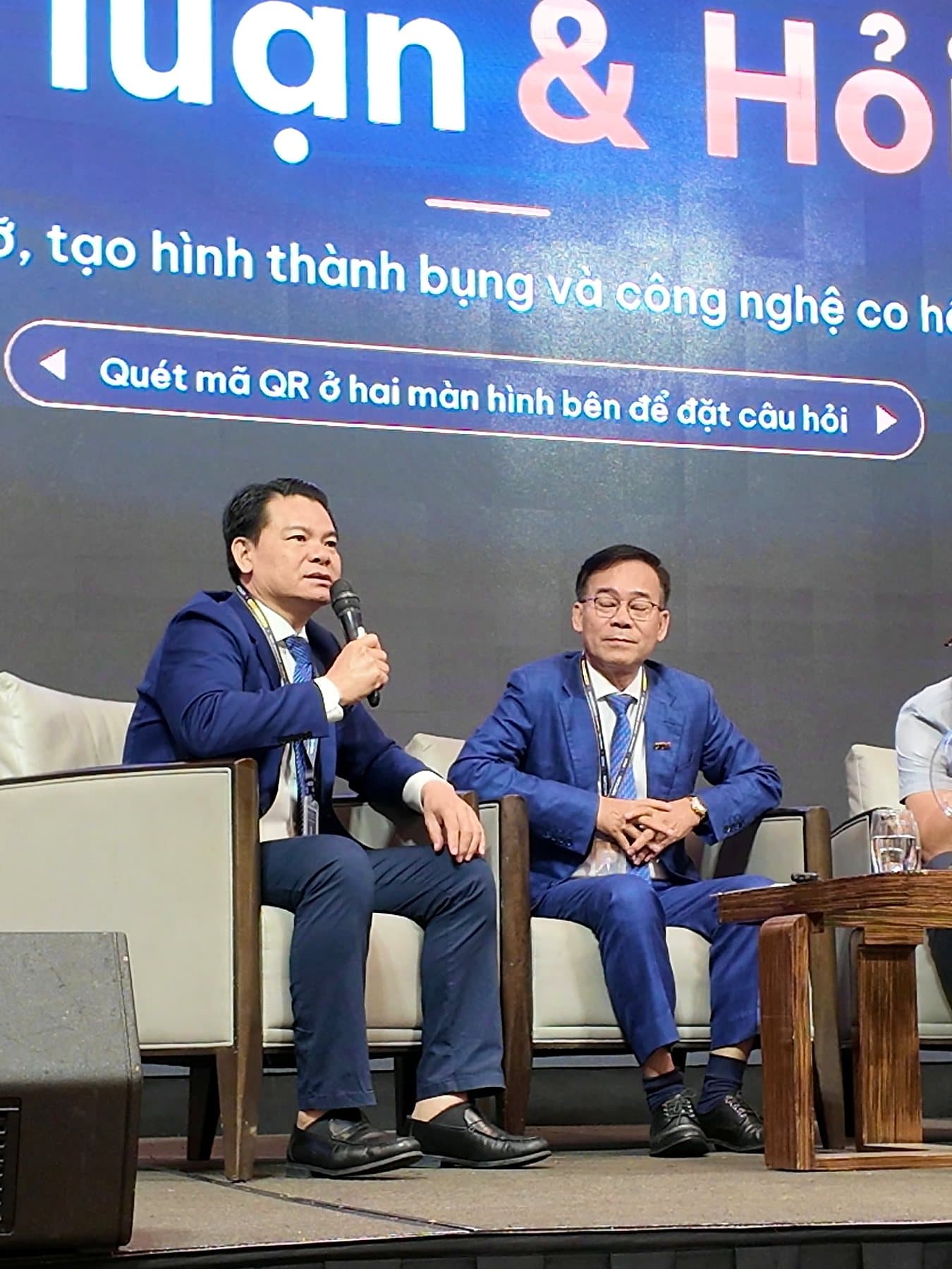 Chủ tọa và các chuyên gia trao đổi tại phiên thảo luận bàn tròn