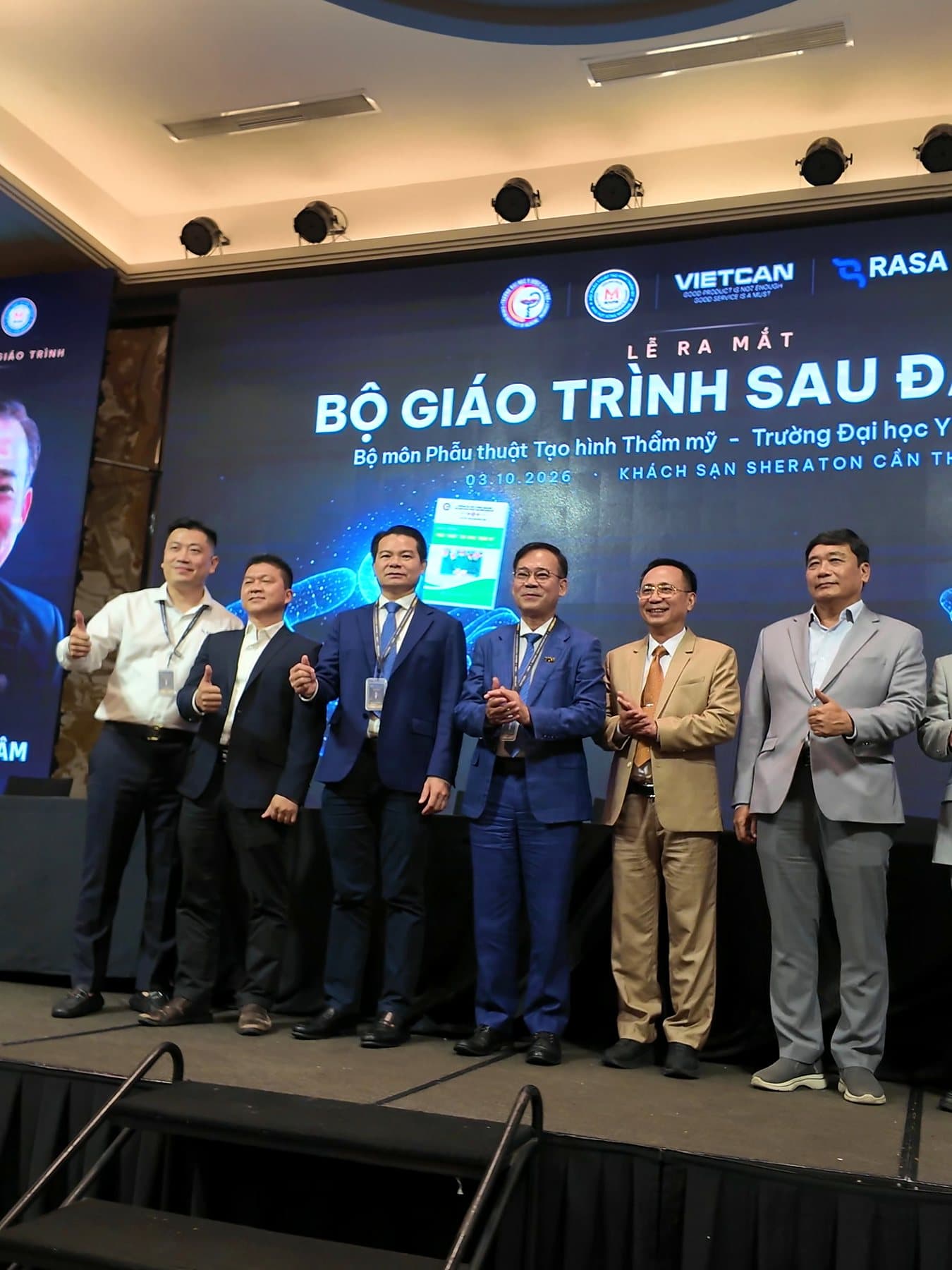 Tập thể tác giả trên sân khấu trong lễ ra mắt bộ giáo trình sau đại học