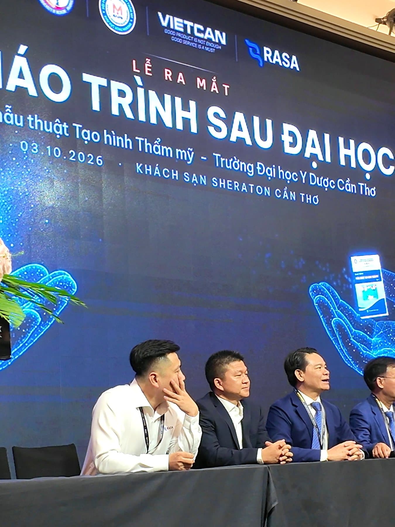 Nhóm tác giả tại bàn ký tặng sách