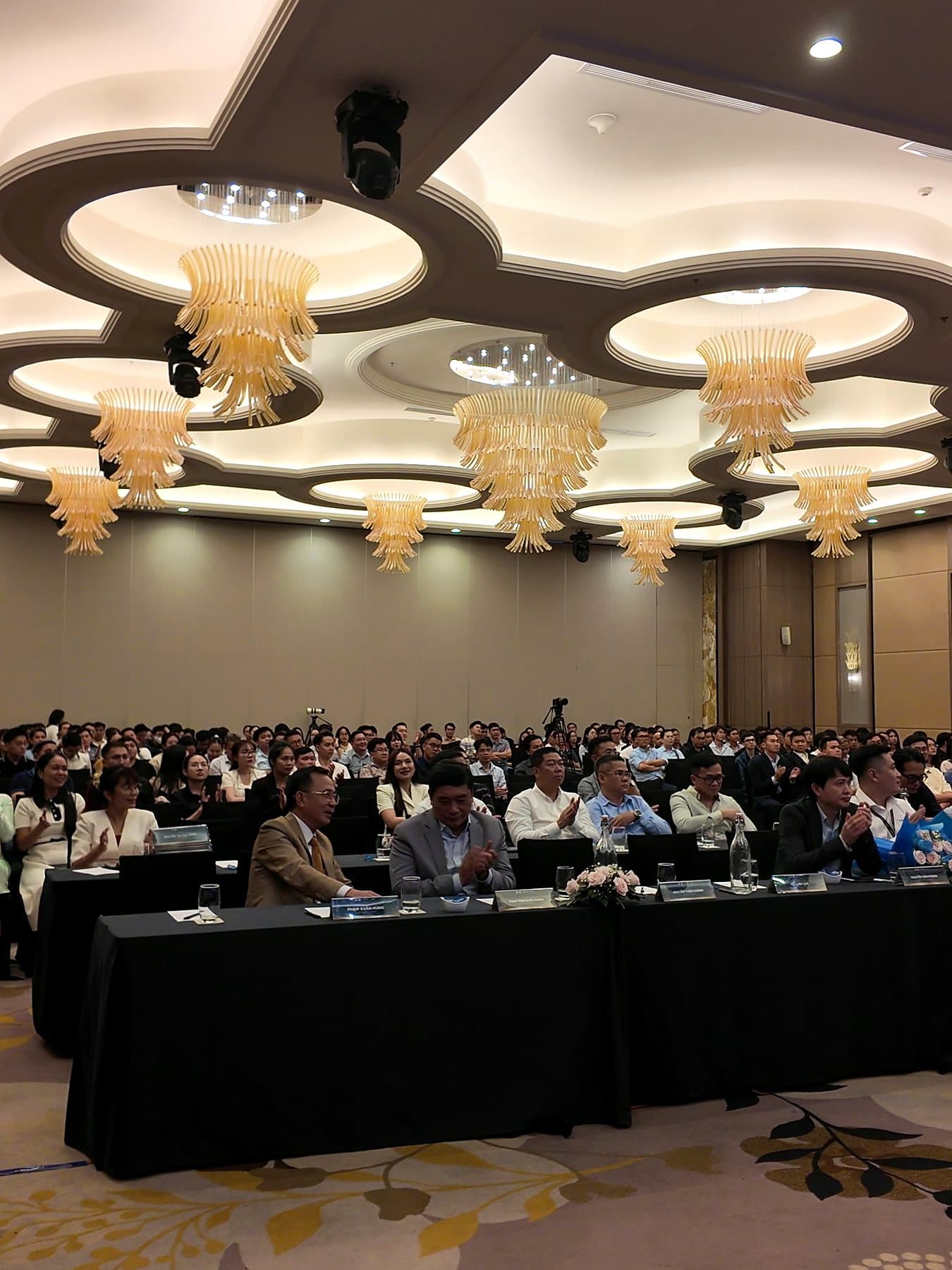 Delegates in the hall at the moment of the textbook launch