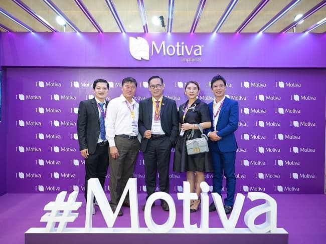 Đại biểu trao đổi chuyên môn bên lề hội nghị