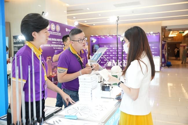 Đại biểu tham quan các gian hàng trưng bày tại hội nghị
