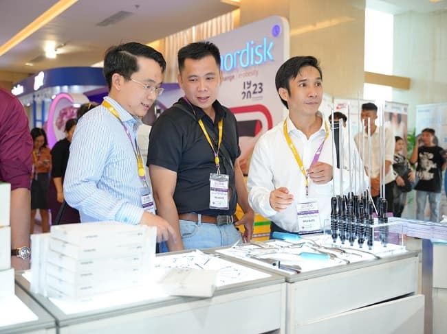 Trao kỷ niệm chương tại Hội nghị khoa học Quốc tế VSAPS 7 - HSAPS 23