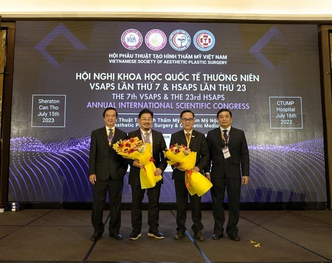 Chủ tịch Hội nghị tặng hoa cảm ơn VSAPS, Trường và Bệnh viện Đại học Y Dược Cần Thơ